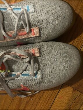 Nike Kids Light Gray Knit Sneakers with Pastel Pink and Blue Accents